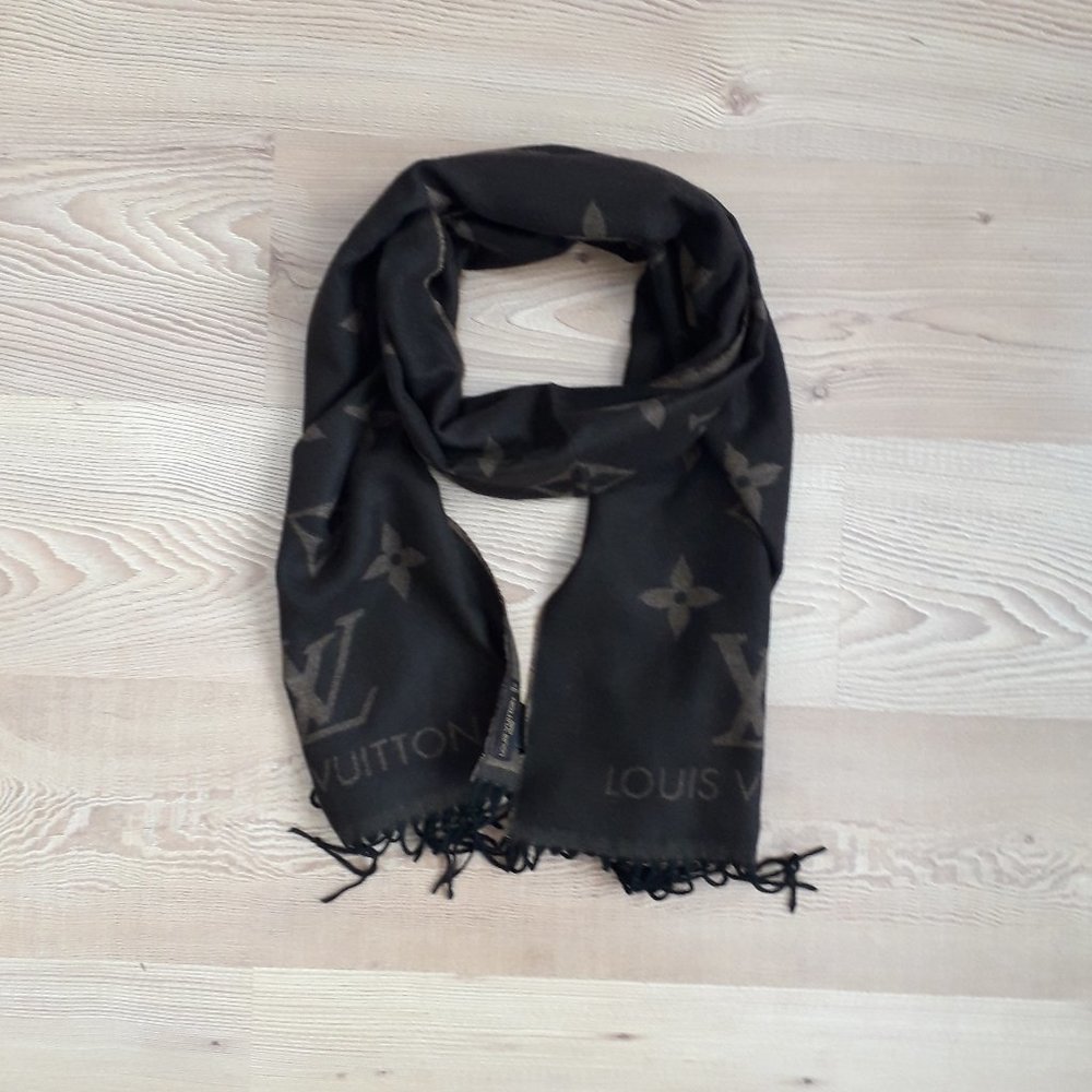 Louis vuitton scarfs